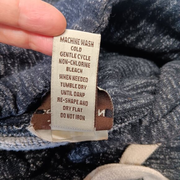 Queen pullover hoodie size small (flaw) - Picture 12 of 16